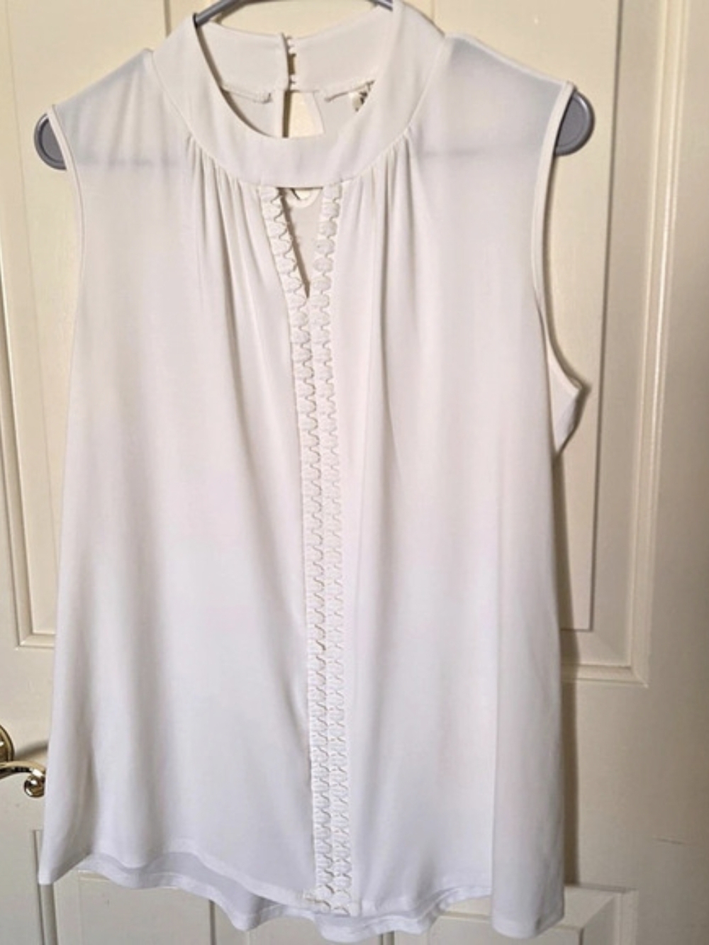 Sleeveless Blouse in White Size XL Like New